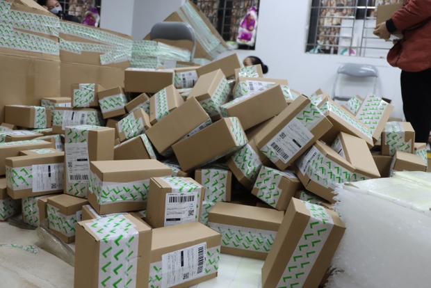 Clip cận cảnh kho hàng bị đột kích của hot girl livestream chốt ngàn đơn mỗi phiên: Căn biệt thự 5 tầng chất đầy hàng hoá-3