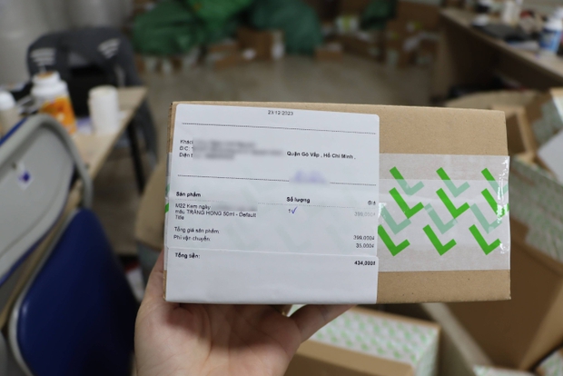 Clip cận cảnh kho hàng bị đột kích của hot girl livestream chốt ngàn đơn mỗi phiên: Căn biệt thự 5 tầng chất đầy hàng hoá-4