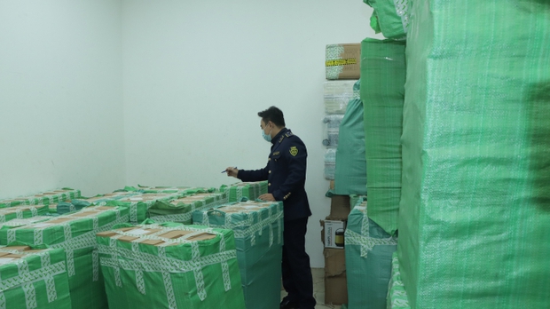 Clip cận cảnh kho hàng bị đột kích của hot girl livestream chốt ngàn đơn mỗi phiên: Căn biệt thự 5 tầng chất đầy hàng hoá-6