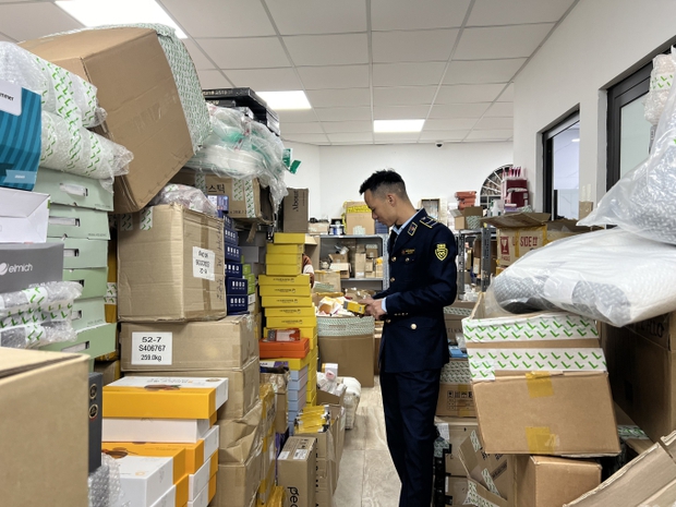 Clip cận cảnh kho hàng bị đột kích của hot girl livestream chốt ngàn đơn mỗi phiên: Căn biệt thự 5 tầng chất đầy hàng hoá-8