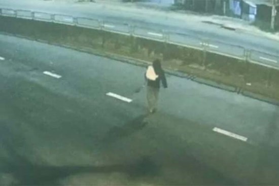 Truy tìm kẻ đục mái nhà, trộm 70 chiếc điện thoại