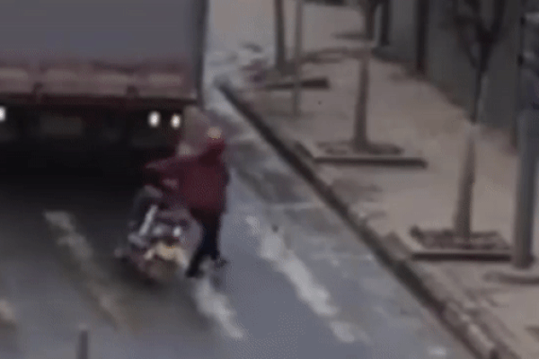 Clip: Xe tải lùi đột ngột, người phụ nữ vứt lại xe máy chạy thoát thân