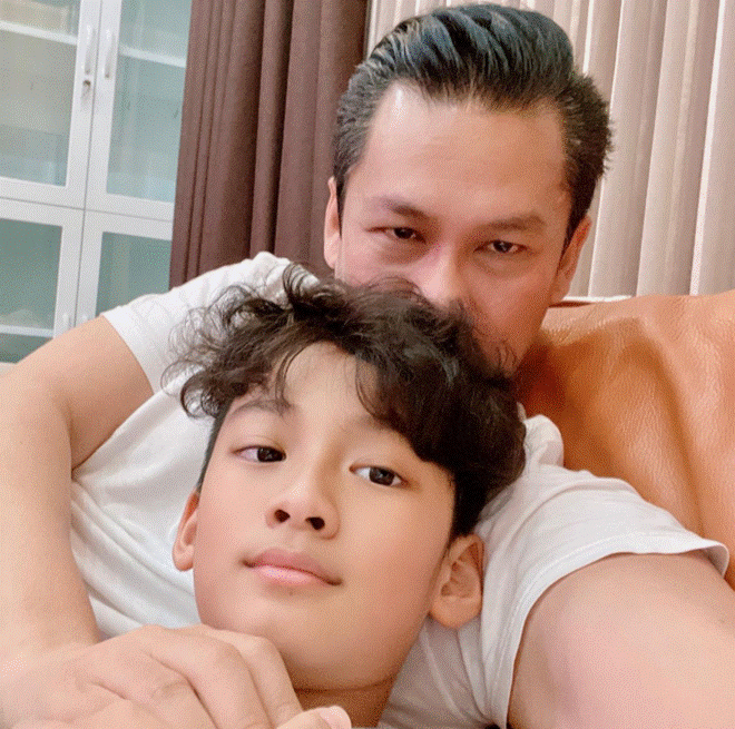 Bố mẹ ly hôn, con trai Lệ Quyên sống trong nhung lụa với bố đại gia U50, được tặng nhà lầu xe hơi học trường 1 tỷ/năm-3