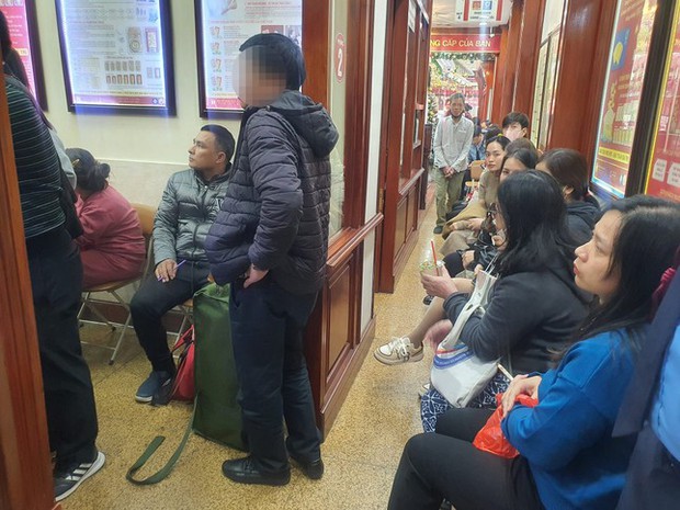 Vác tải tiền đi mua vàng, có người lãi trăm triệu trong chớp mắt-1