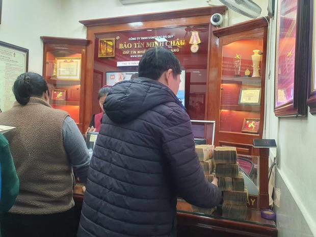 Vác tải tiền đi mua vàng, có người lãi trăm triệu trong chớp mắt-2