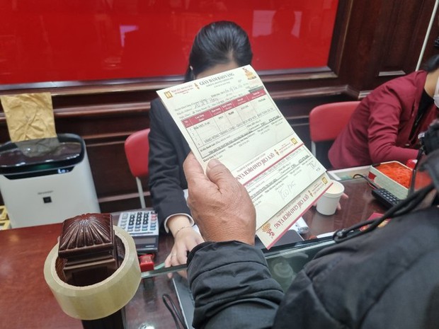 Vác tải tiền đi mua vàng, có người lãi trăm triệu trong chớp mắt-3
