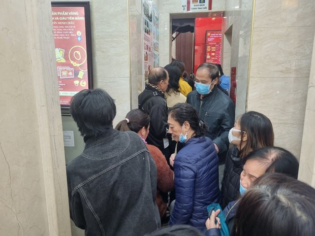 Vác tải tiền đi mua vàng, có người lãi trăm triệu trong chớp mắt-4