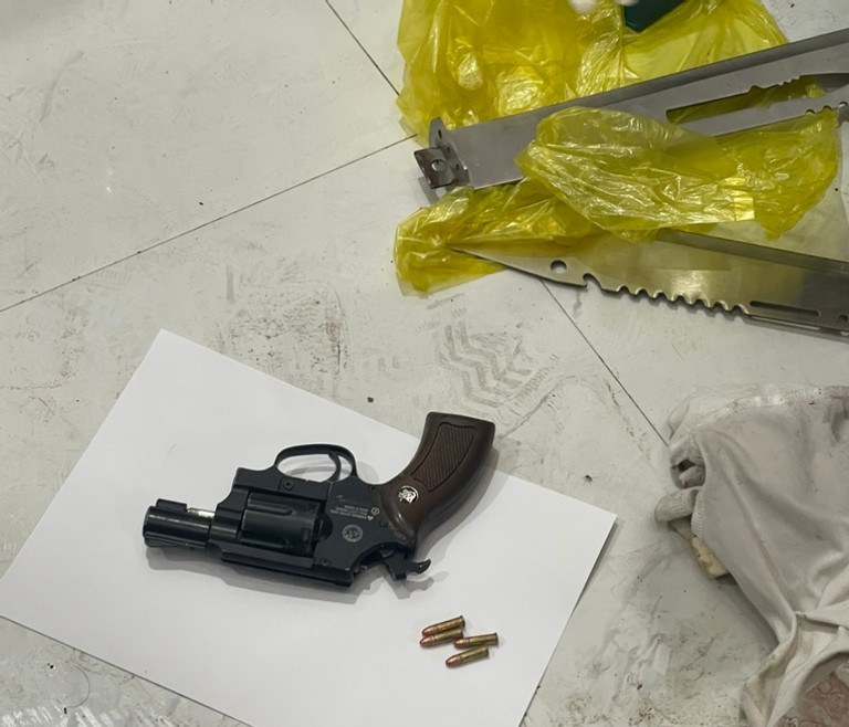 Kẻ cầm đầu nhóm mua bán ma túy mắc kẹt giữa 2 bức tường khi bỏ chạy-2