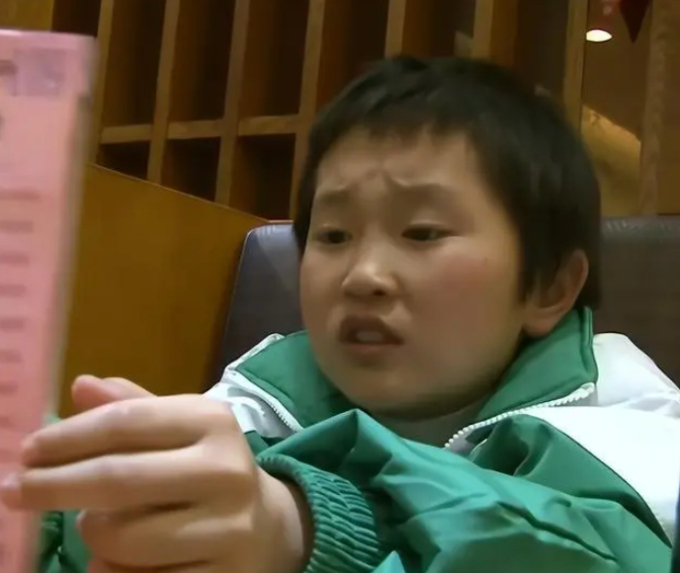 Họ giả vờ đó! - Câu nói của đứa trẻ 11 tuổi trên TV gây sốc: Sống trong một gia đình không hạnh phúc, trẻ bị chín ép như nào!-3