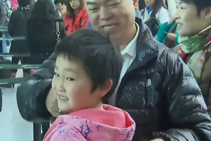 Họ giả vờ đó! - Câu nói của đứa trẻ 11 tuổi trên TV gây sốc: Sống trong một gia đình không hạnh phúc, trẻ bị chín ép như nào!-4