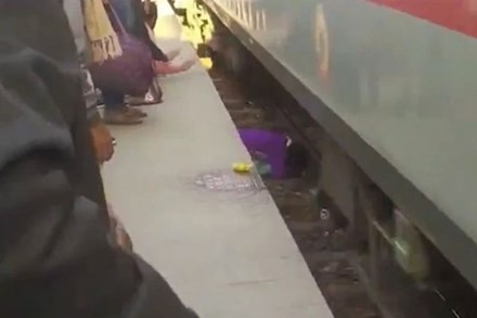 2 con nhỏ bị rơi xuống đường ray đúng lúc tàu chạy, hành động của người mẹ khiến nhân chứng sững sờ rồi cảm phục vô bờ