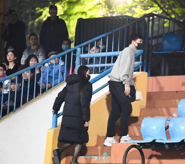 Đoàn Văn Hậu cùng Doãn Hải My đi xem bóng đá, ga lăng xách đồ giúp vợ giữa nghi vấn có tin vui-1