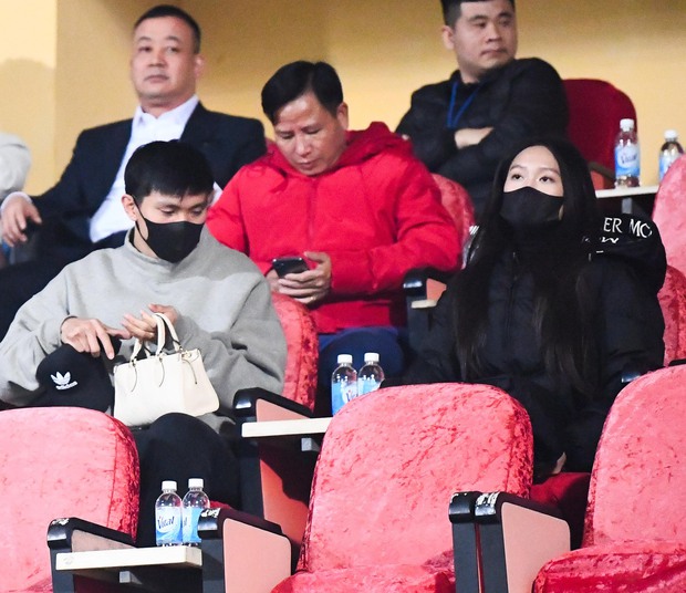 Đoàn Văn Hậu cùng Doãn Hải My đi xem bóng đá, ga lăng xách đồ giúp vợ giữa nghi vấn có tin vui-3