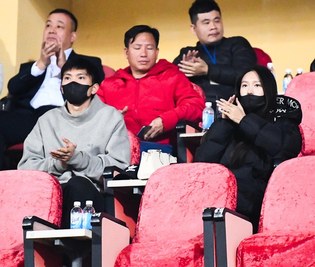 Đoàn Văn Hậu cùng Doãn Hải My đi xem bóng đá, ga lăng xách đồ giúp vợ giữa nghi vấn có tin vui-4