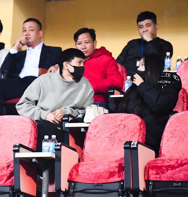 Đoàn Văn Hậu cùng Doãn Hải My đi xem bóng đá, ga lăng xách đồ giúp vợ giữa nghi vấn có tin vui-5