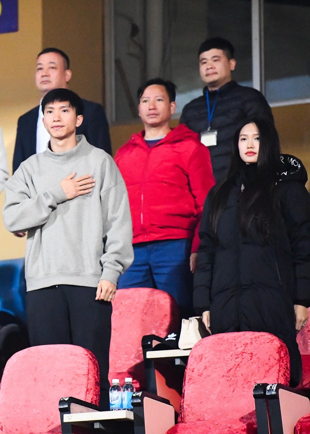 Đoàn Văn Hậu cùng Doãn Hải My đi xem bóng đá, ga lăng xách đồ giúp vợ giữa nghi vấn có tin vui-6