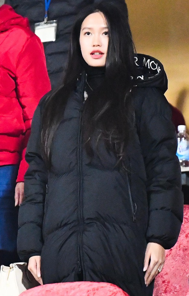 Đoàn Văn Hậu cùng Doãn Hải My đi xem bóng đá, ga lăng xách đồ giúp vợ giữa nghi vấn có tin vui-7