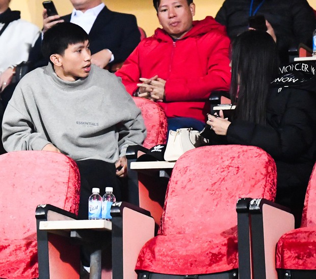 Đoàn Văn Hậu cùng Doãn Hải My đi xem bóng đá, ga lăng xách đồ giúp vợ giữa nghi vấn có tin vui-8