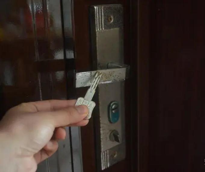 Người thông minh sẽ chạm chìa khóa vào tay nắm cửa, biết lý do cả nhà tôi liền học theo-1
