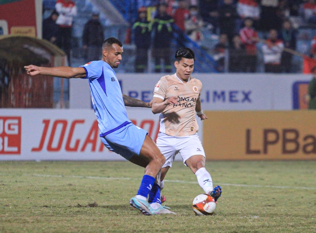 Vũ Văn Thanh tập tễnh rời sân, được gái xinh lái Porsche 4 tỷ đến đón-5