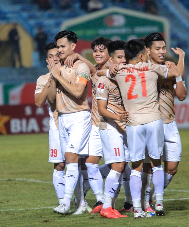 Vũ Văn Thanh tập tễnh rời sân, được gái xinh lái Porsche 4 tỷ đến đón-8