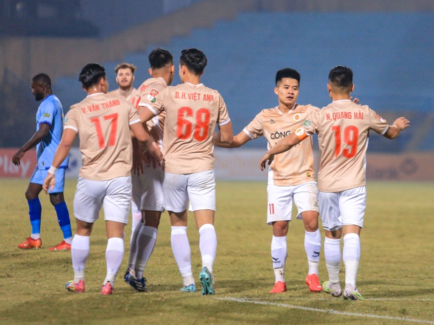 Vũ Văn Thanh tập tễnh rời sân, được gái xinh lái Porsche 4 tỷ đến đón-9