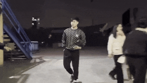 Vũ Văn Thanh tập tễnh rời sân, được gái xinh lái Porsche 4 tỷ đến đón-2