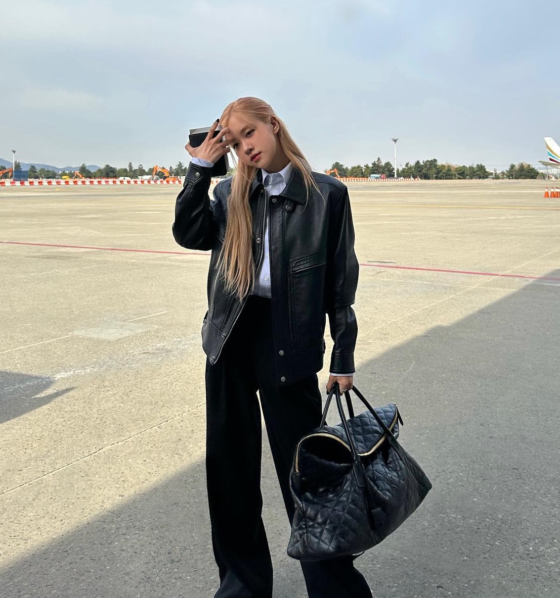 Tham khảo cách mặc trang phục tối màu sang trọng và trẻ trung của Rosé-3