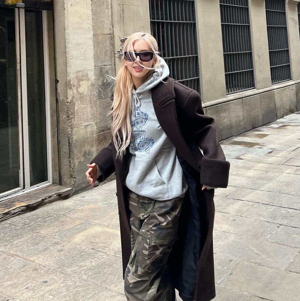 Tham khảo cách mặc trang phục tối màu sang trọng và trẻ trung của Rosé-4