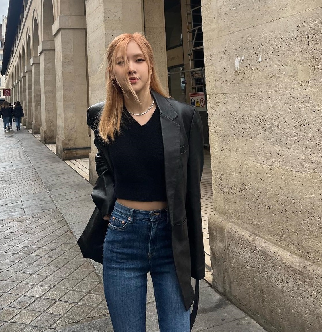 Tham khảo cách mặc trang phục tối màu sang trọng và trẻ trung của Rosé-5