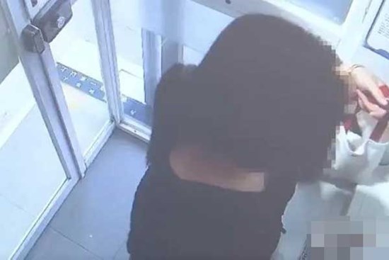 Nhặt được thẻ ATM, người phụ nữ “thử vận may” không ngờ đoán đúng mật khẩu, tiện tay “đút túi” khoản tiền lớn