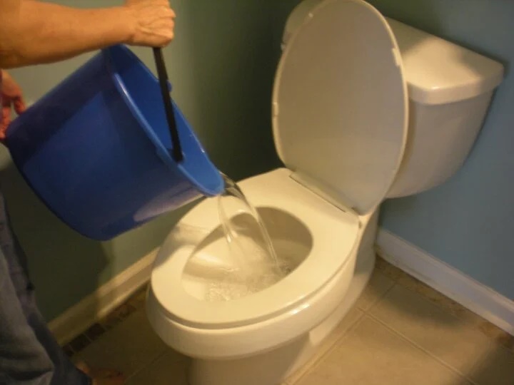 Tại sao không nên đổ nước thải sinh hoạt vào toilet?-1
