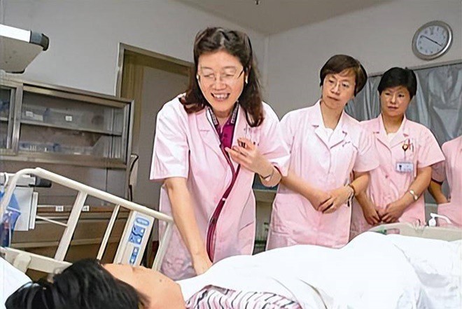 Con trai 19 tuổi qua đời, mẹ già 51 tuổi thả cửa có bầu song thai sinh thêm con, lúc lên bàn sinh mới hối hận tột cùng-1