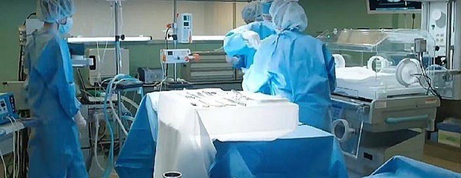 Con trai 19 tuổi qua đời, mẹ già 51 tuổi thả cửa có bầu song thai sinh thêm con, lúc lên bàn sinh mới hối hận tột cùng-8