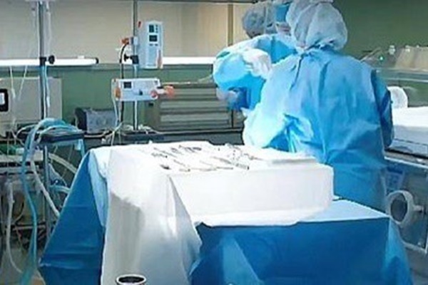 Con trai đã lớn nhưng mẹ vẫn vô tư thay đồ trong nhà, đến khi nghe con ấp úng nói 1 câu thì xấu hổ, vội chấn chỉnh hành vi-2