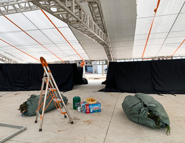 Mẹ Quang Hải chu đáo gọt quả mời nhân công dựng rạp, gần 100 người tất bật chuẩn bị cho lễ ăn hỏi của chàng cầu thủ-4