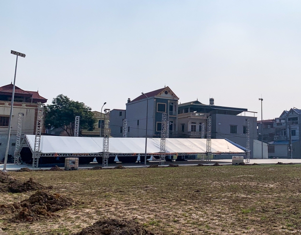 Mẹ Quang Hải chu đáo gọt quả mời nhân công dựng rạp, gần 100 người tất bật chuẩn bị cho lễ ăn hỏi của chàng cầu thủ-9