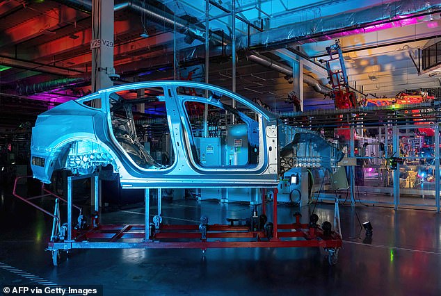 Robot tấn công tàn bạo kỹ sư tại nhà máy Tesla, viễn cảnh đáng sợ nhất của tương lai đã xảy ra?-2