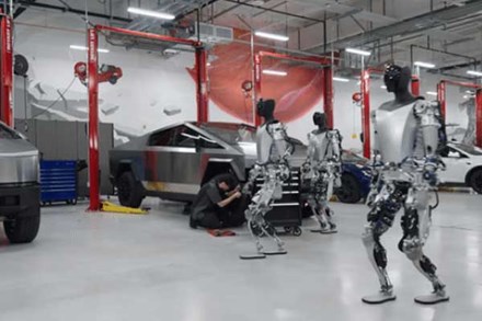 Robot tấn công tàn bạo kỹ sư tại nhà máy Tesla, viễn cảnh đáng sợ nhất của tương lai đã xảy ra?