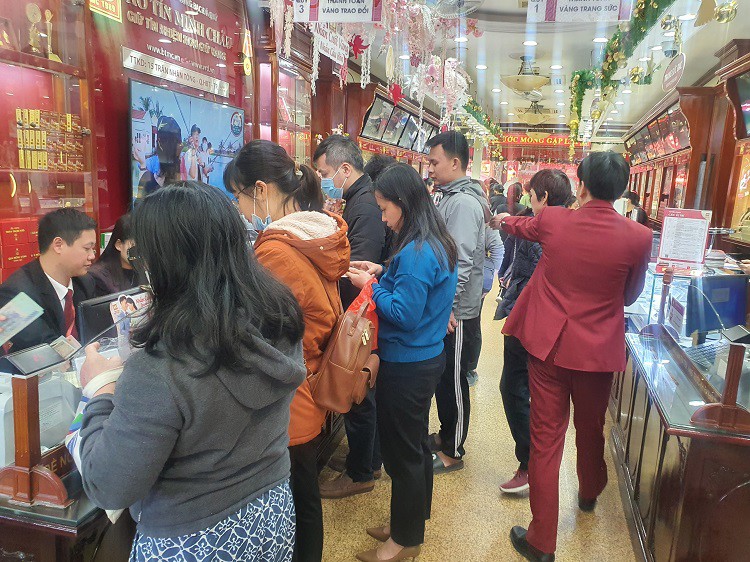 Vác bao tiền đi mua vàng lúc giá 80 triệu đồng/lượng, chớp mắt lỗ ngay cả chục triệu đồng-6