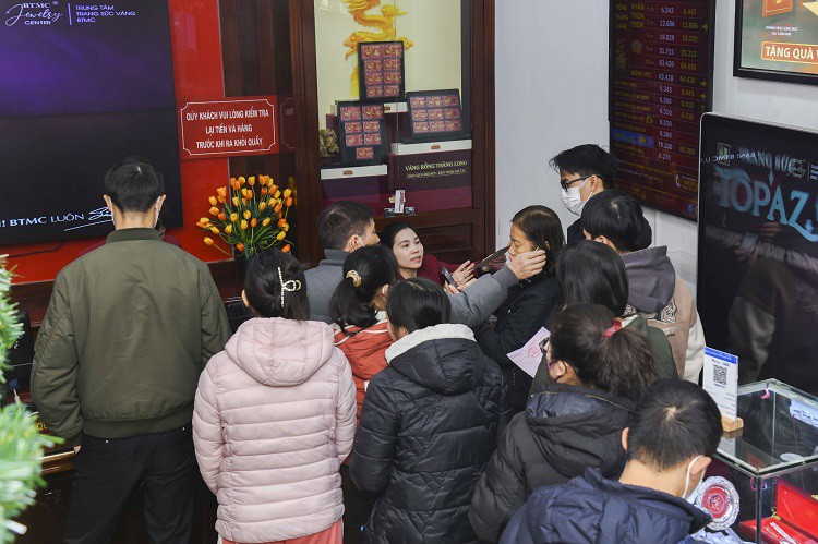 Vác bao tiền đi mua vàng lúc giá 80 triệu đồng/lượng, chớp mắt lỗ ngay cả chục triệu đồng-8