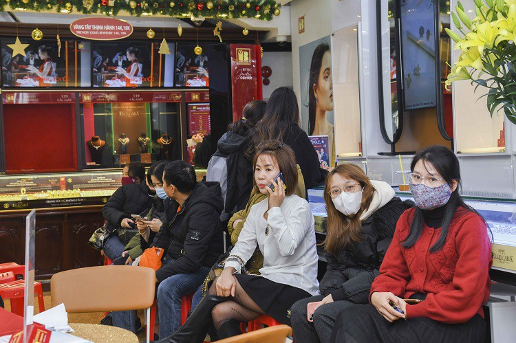 Vác bao tiền đi mua vàng lúc giá 80 triệu đồng/lượng, chớp mắt lỗ ngay cả chục triệu đồng-9