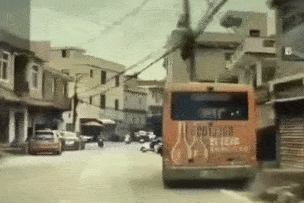 Xe buýt đâm đổ cột điện gây ra cảnh tượng đáng sợ trên con phố