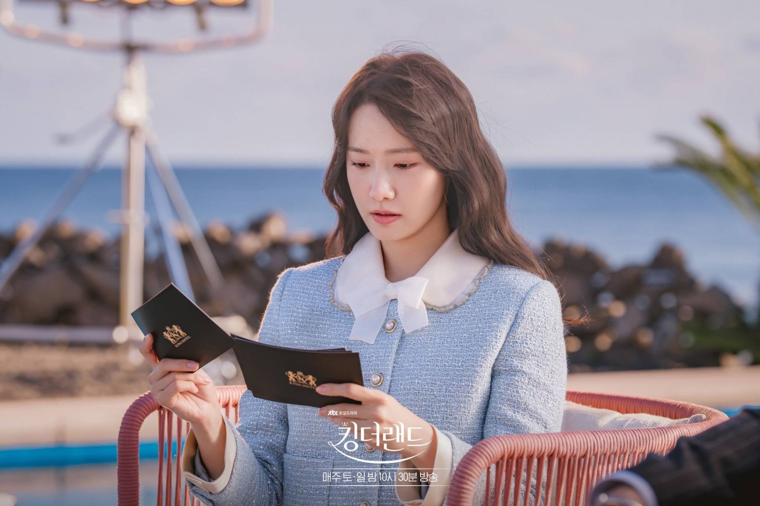 5 nữ chính mặc đẹp nhất phim Hàn 2023: Là nguồn cảm hứng diện đồ sành điệu từ công sở ra phố cho hội chị em-1