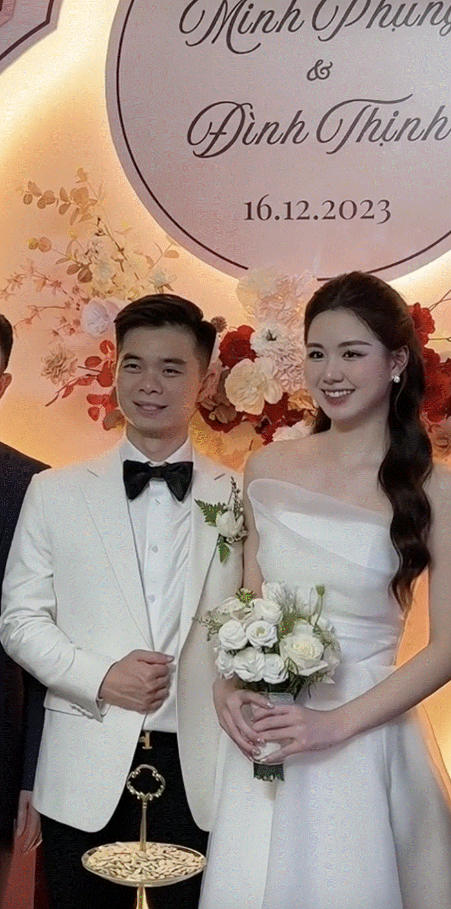 Lộ khoảnh khắc mặt mộc của cô dâu hot nhất MXH, liệu có còn cực phẩm” như netizen ca ngợi?-1