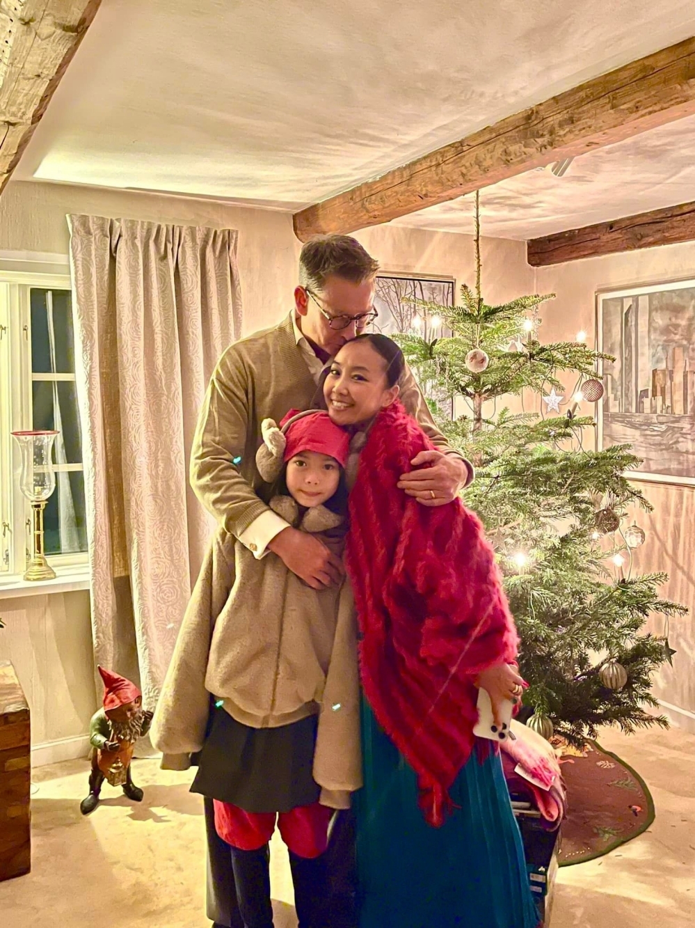 Đoan Trang hé lộ góc nhà gia đình chồng ở Thụy Điển qua ảnh đón Giáng sinh-1