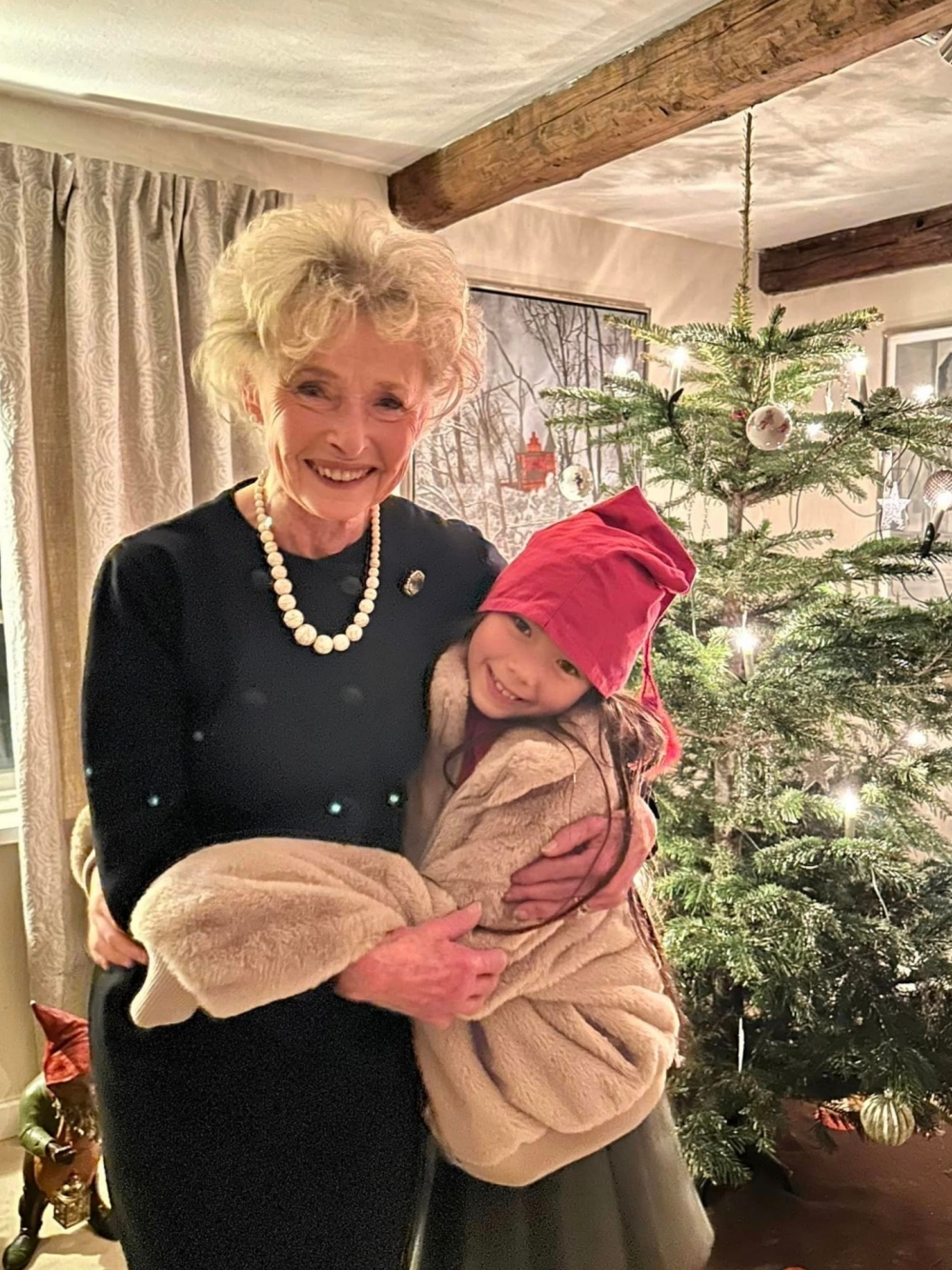 Đoan Trang hé lộ góc nhà gia đình chồng ở Thụy Điển qua ảnh đón Giáng sinh-3