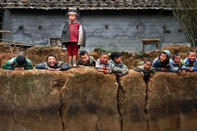 Cô bé từng gây bão bởi bức ảnh đu dây qua sông dữ đến trường đi học: Hướng đi cuộc đời sau 16 năm khiến ai cũng ngỡ ngàng-1