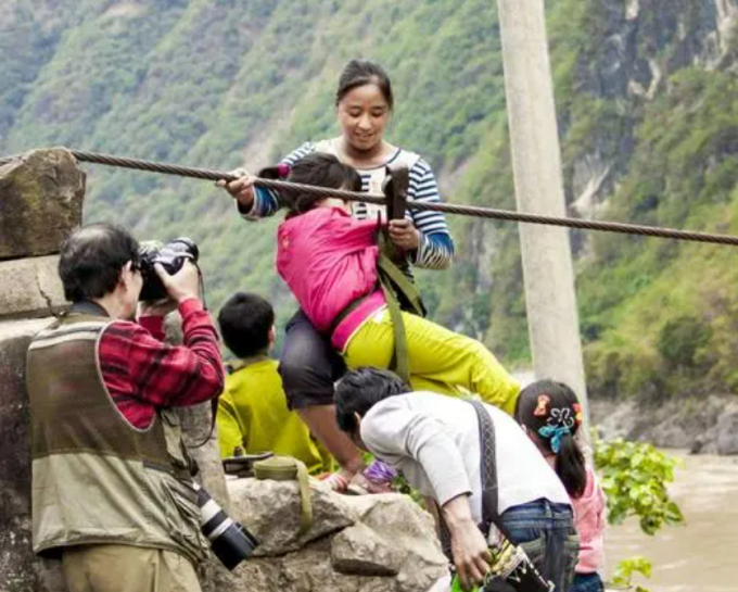 Cô bé từng gây bão bởi bức ảnh đu dây qua sông dữ đến trường đi học: Hướng đi cuộc đời sau 16 năm khiến ai cũng ngỡ ngàng-2