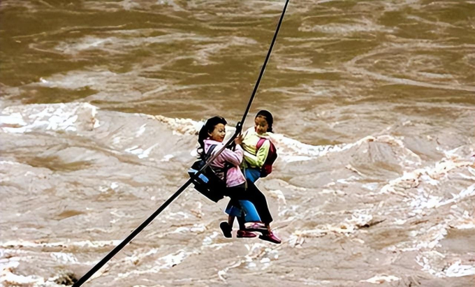 Cô bé từng gây bão bởi bức ảnh đu dây qua sông dữ đến trường đi học: Hướng đi cuộc đời sau 16 năm khiến ai cũng ngỡ ngàng-3